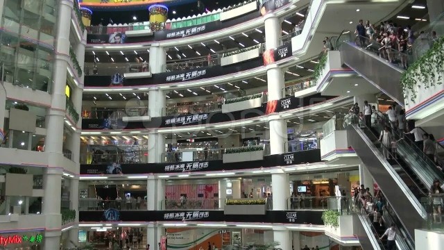 Китай: игры в орбибол в ночном пустом ТЦ