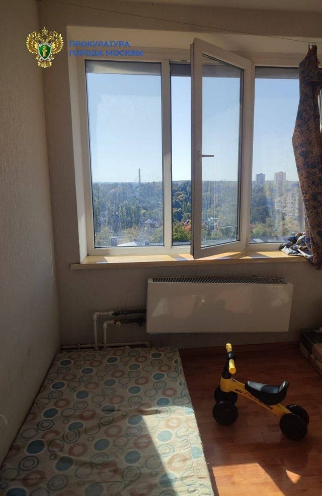 В Новой Москве из окна квартиры выпал трехлетний мальчик. Малыш скончался на месте.