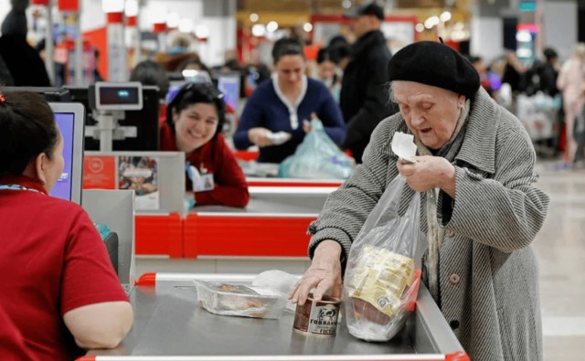 «7 лет работаю охранником»: Женщины 55+ воруют чаще всего - что я с ними делаю и почему (грустная правда жизни)
