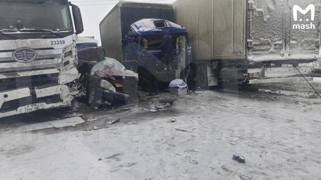 Минимум шесть человек погибли при столкновении машин на "трассе смерти" в Омской области.