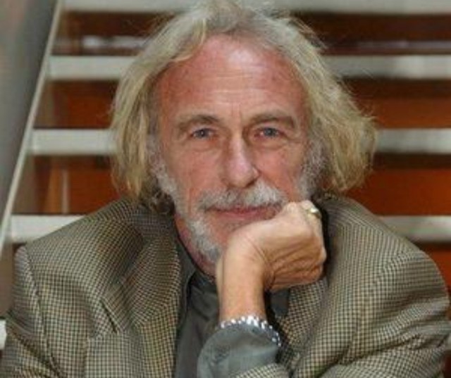 Рукодельный мужик купил столетний корабль, отремонтировал и теперь живет в нем и занимается творчеством