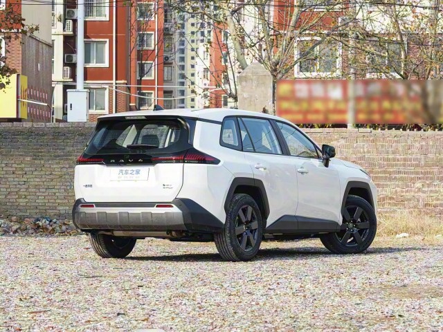 Новый Toyota RAV4 поступил в продажу в Китае, цена стартует от 152 тыс. юаней (1,75 млн рублей по курсу)