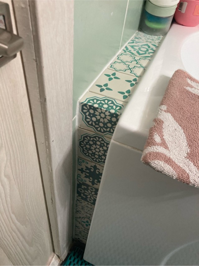 Чем расстояние между стеной и ванной заделать?