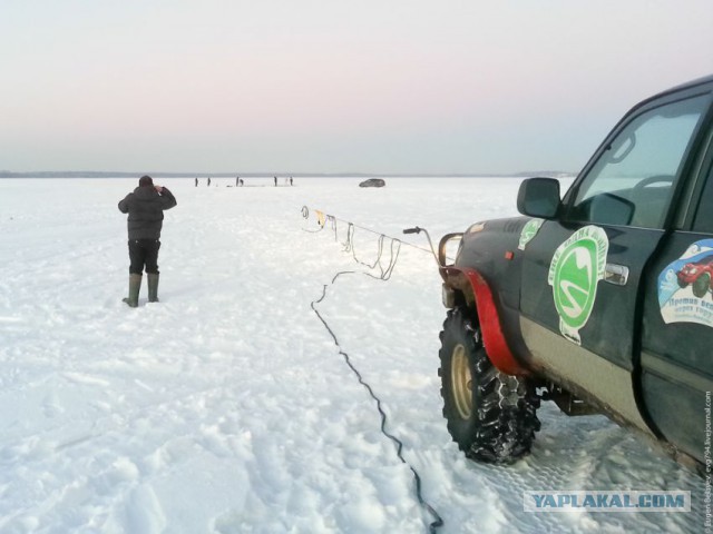 Как вытащить Land Cruiser, провалившийся под лед