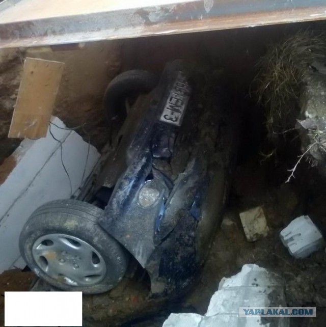 В Ростове припаркованный внедорожник провалился под землю. «Уютненько улеглась!»
