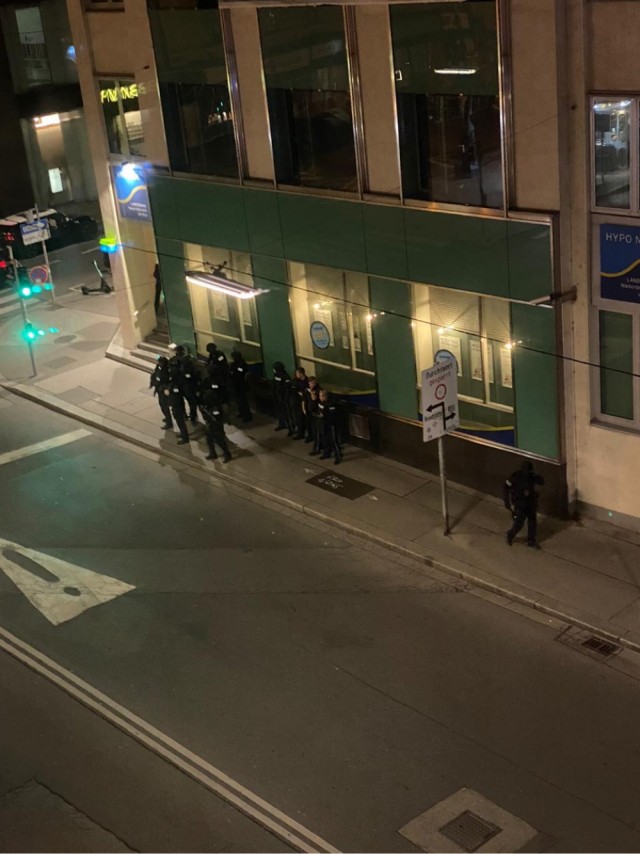 Очевидцы публикуют видео из центра Вены, где, как сообщают местные СМИ произошло нападение на синагогу