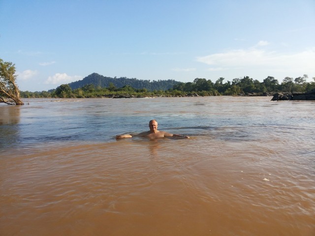 В мутных водах Меконга лучше долго не купаться