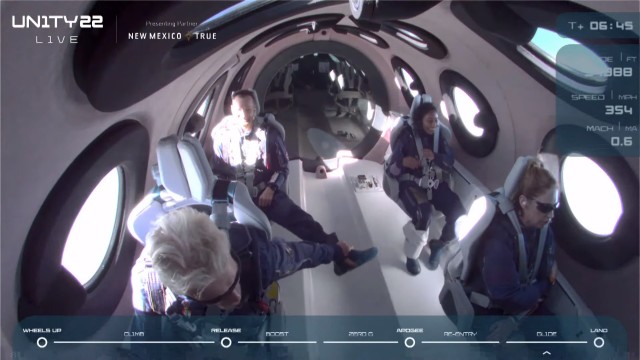 Следим за тем как Virgin Galactic совершит воскресный полет при полной загрузке