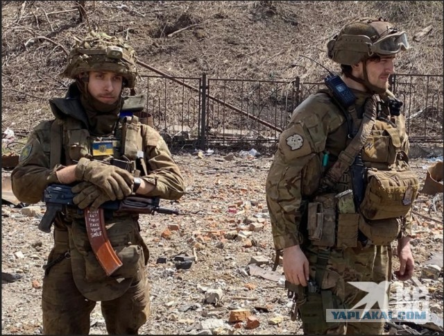 Кадры выхода украинских военных и членов "Азова"с территории предприятия "Азовсталь"