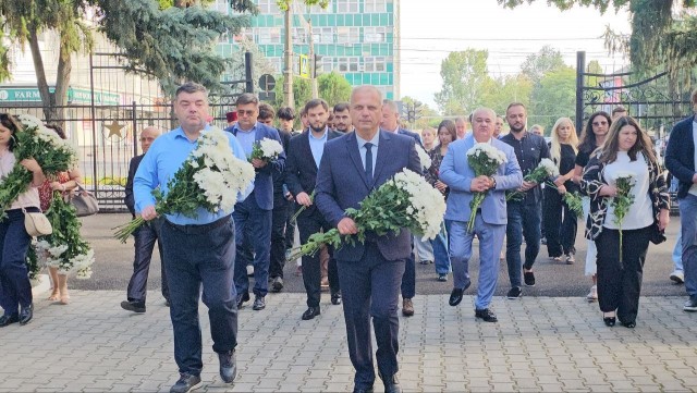 Жители Бельц вышли сегодня к Мемориалу воинской славы и легендарному «Танку»