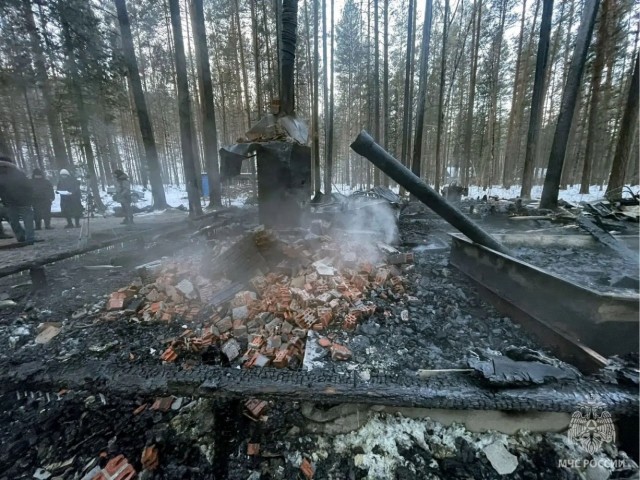 Три человека погибли при пожаре в гостевом доме в Хакасии