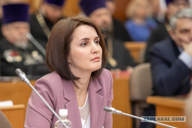 Россиянку оштрафовали за публикацию переписки мужа с любовницей из мэрии