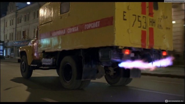 Да ничего особенного, просто чувак меняет лампочку