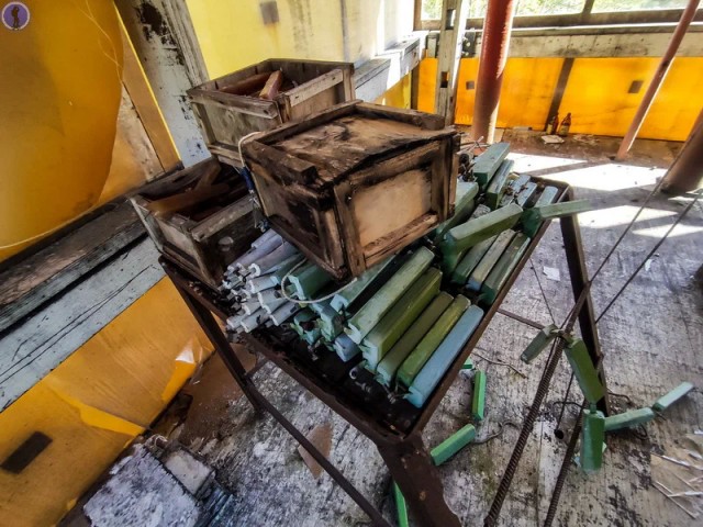 Здесь изучали воздействие ядерного взрыва на электронику: заброшенный стенд "Эфес" военной высоковольтной лаборатории