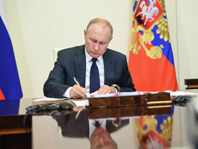 Путин подписал закон о запрете смены пола человека