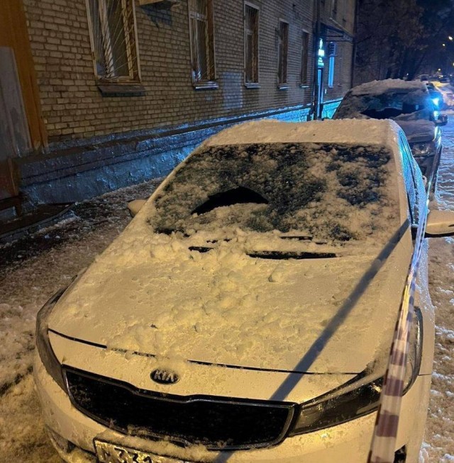 В Москве коммунальщики забросали машину кусками льда