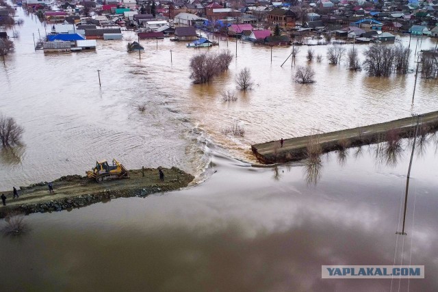 По двору дрейфует стиралка, холодильник перевёрнут, а ламинат уплыл к соседям