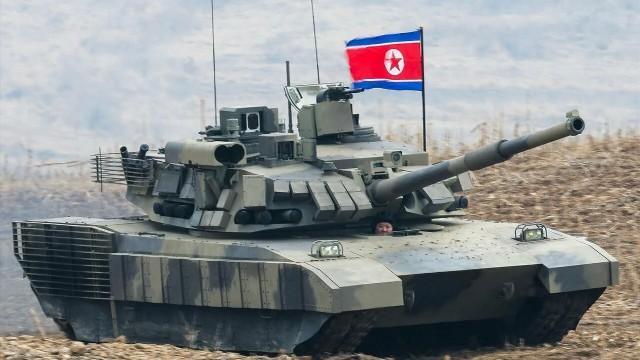 Ким Чен Ын прокатился с дочерью на новейшем танке во время учений