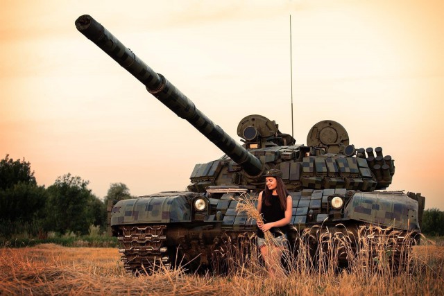 Девочка и добрый танк