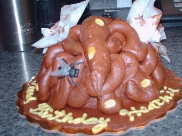 Мама-тролль вручила дочери на день рождения отличный тортик