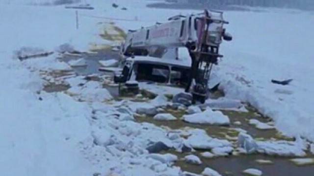На Лене трактор ушел под лед при попытке поднять затонувший бензовоз
