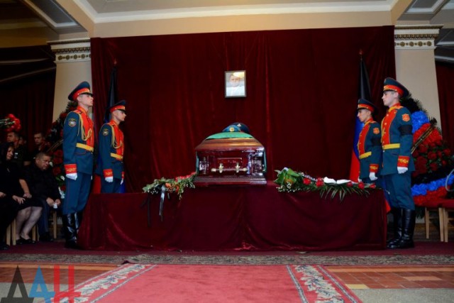 На прощание с Захарченко в Донецке пришли более 120 тысяч человек