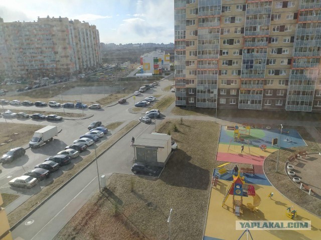 Давайте фото у кого какой вид из окна на оживленные улицы городов в настоящий момент
