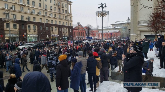 Возле Пушкинской площади начались столкновения с полицией. Неизвестные забрасывают ОМОН бутылками и файерами