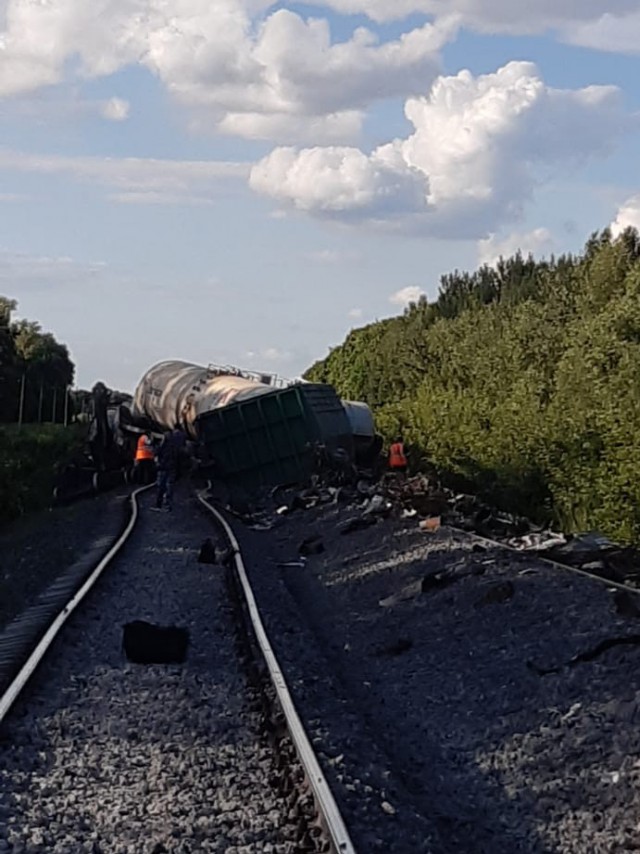 В Тульской области десять вагонов поезда сошли с рельс из-за мужчины, воровавшего металлолом. Сам нарушитель погиб