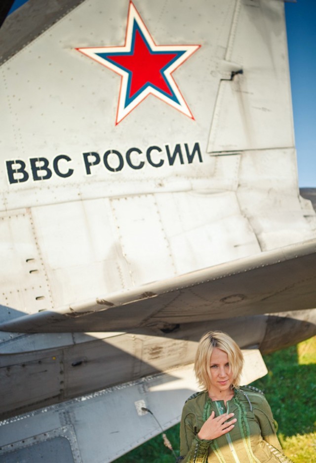 Девушка и железная птица