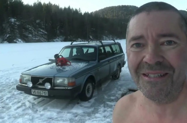 Энтузиаст создал коньки-бензопилы, которые разгоняются на льду до 40 км/ч