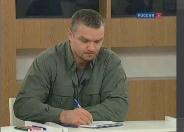 Полицейские разогнали москвичей, устроивших импровизированный концерт на трёхметровом сугробе на Миусской площади
