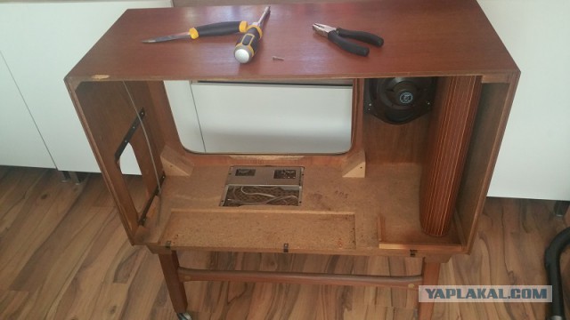 Дети пришли смотреть мусоровоз