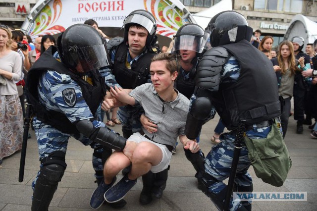 Навального задержали в подъезде его дома в Москве