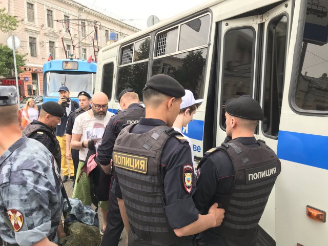 Уже более 200 человек задержали на шествии в поддержку Ивана Голунова на Чистопрудном и Цветном бульварах в Москве