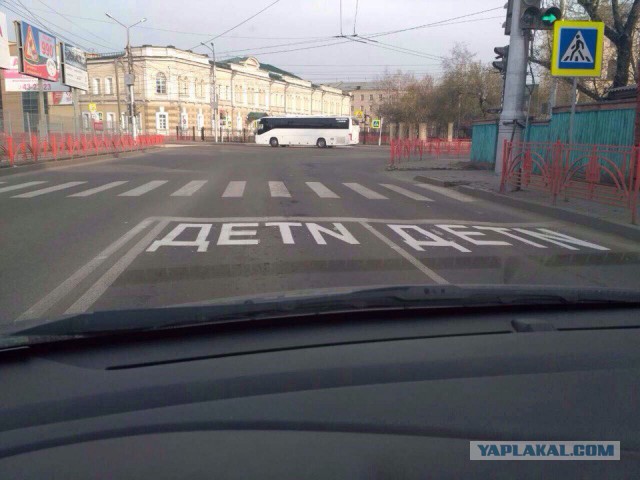 В Ханты-Мансийске дорожные рабочие нанесли разметку к 1 сентября