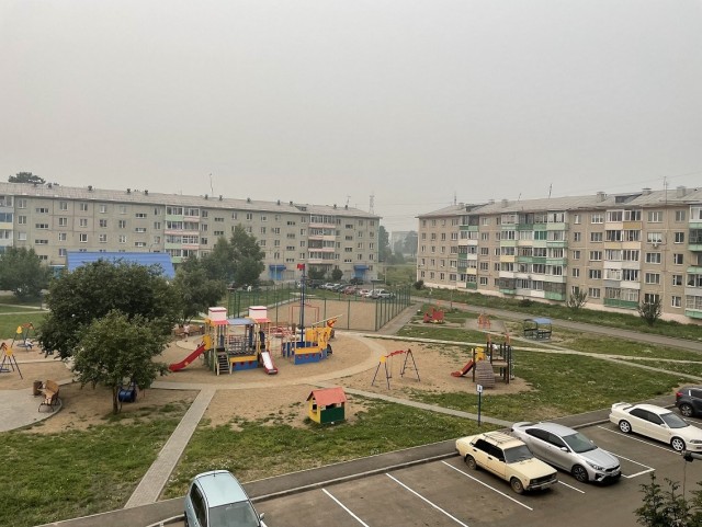 В Новосибирске на качели во дворе дома повесили замок, чтобы дети не шумели