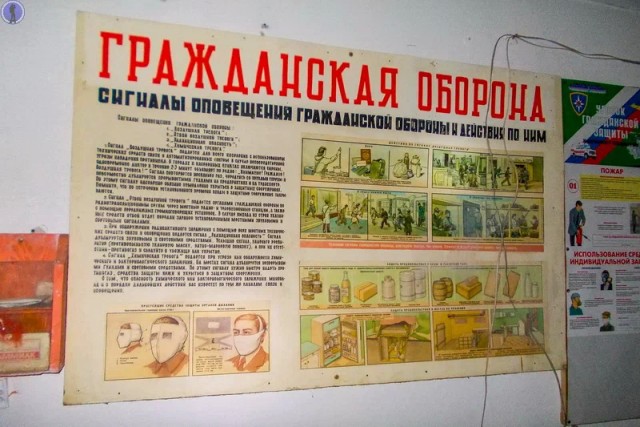 Внутри этого глубокого убежища сохранилось практически всё