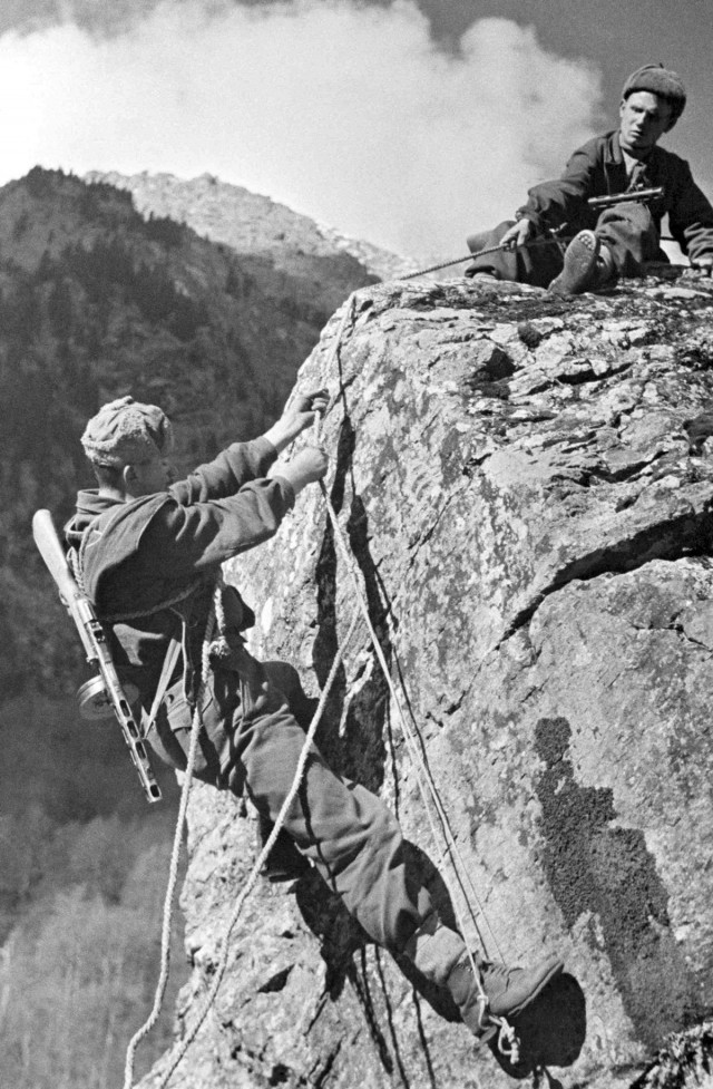 Фотографии связанных с историей Красной и Советской Армии.
