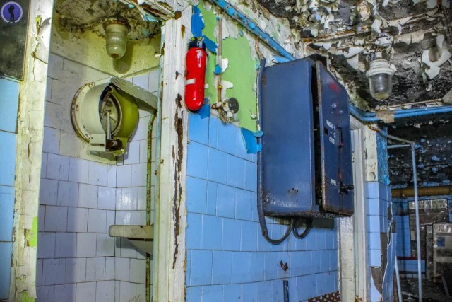 Это заброшенное советское убежище не успели разграбить мародёры и оно сгнило со всем содержимым