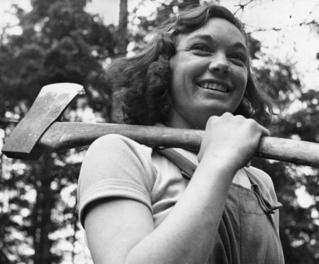 Она и 12 мужиков-лесорубов: почему из всей партии смогла выжить только молодая девчонка. Три года в тайге в одиночку