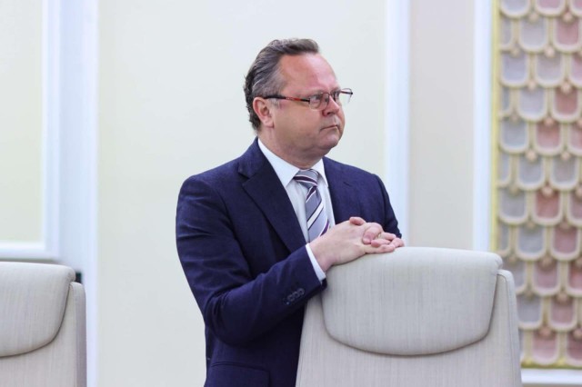 А кто не пьет? Назови! Нет, я жду!