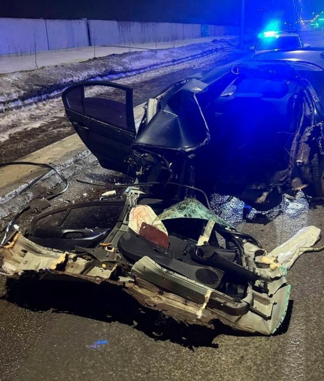 В Оренбурге BMW разорвало о столб: погиб пассажир