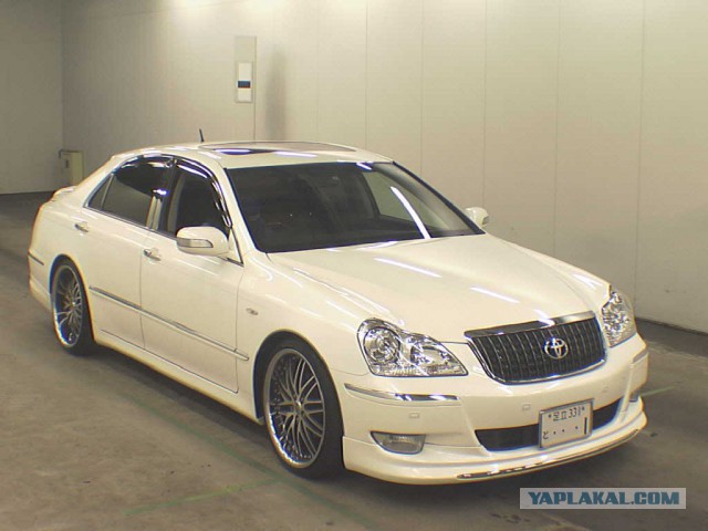 Леворульная Toyota Crown - специально для Китая.