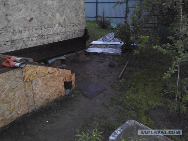 Садовая дорожка и скамейка для отдыха