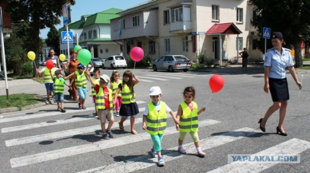 Советский детсад на прогулке