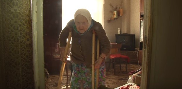 98-летняя ветеран ВОВ живет в ужасных условиях: квартиру бабушки атаковали насекомые, а костыли проваливаются под пол