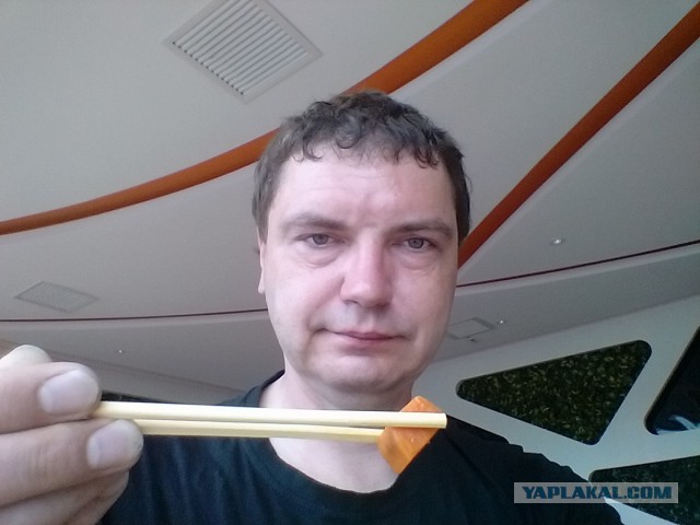 Ешь палочками, как все нормальные люди, и не вы*бывайся".