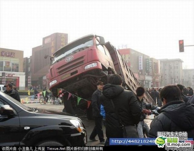 До чего же непрочные в Китае дороги