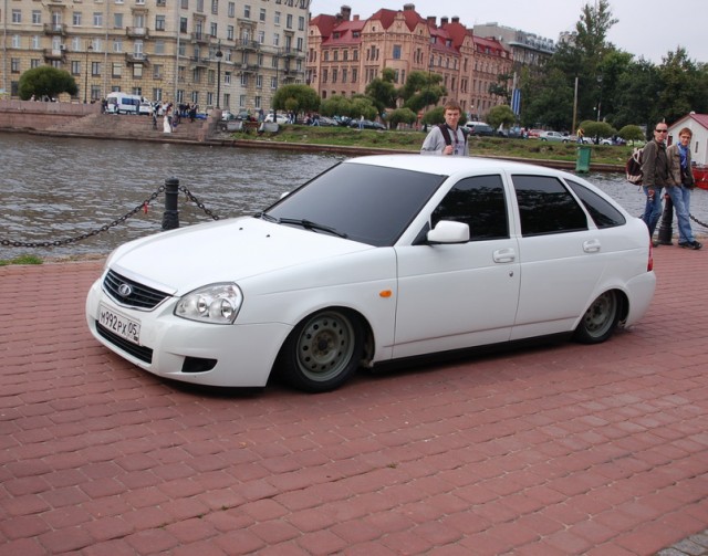 Авто Вернисаж на Неве.